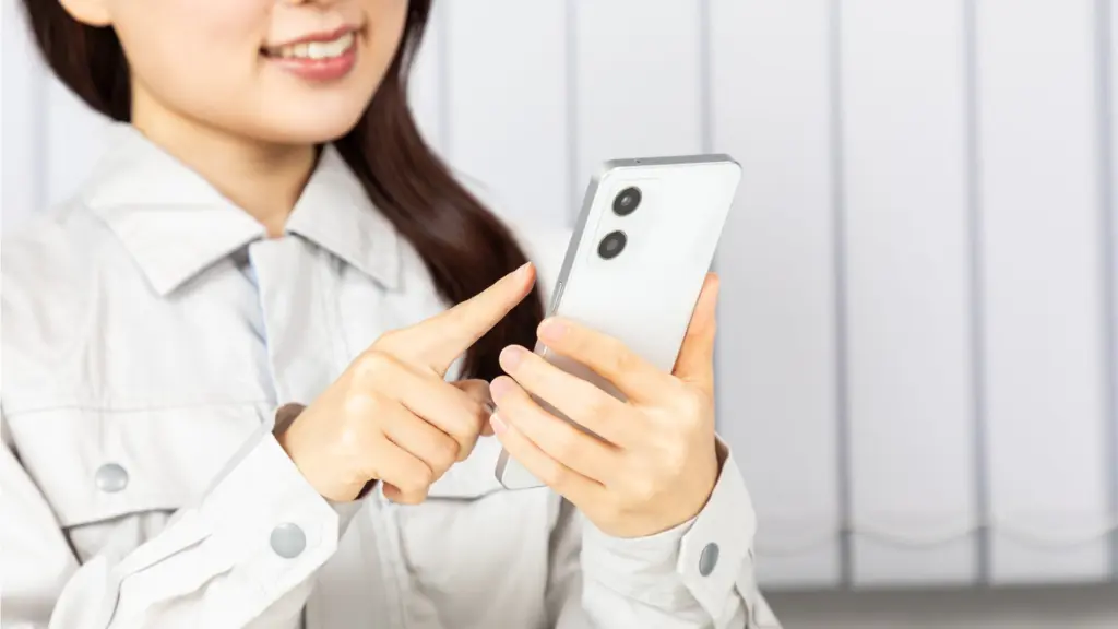 スマホアプリを操作する様子